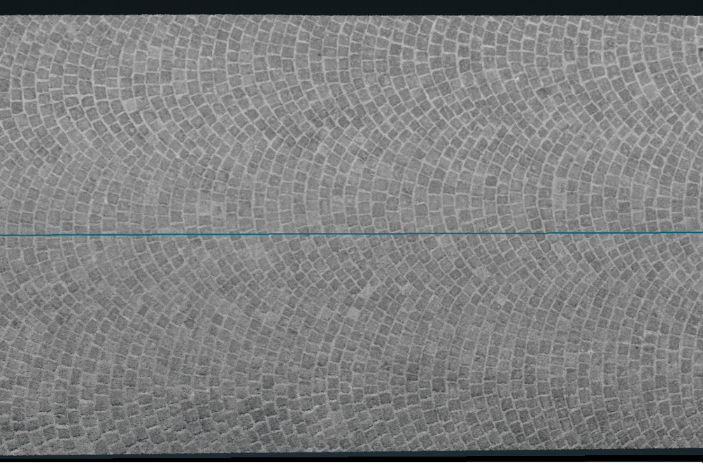 Reálný povrch vozovky v 3D obarveném bodovém mračnu doplněný o definovanou referenční osu komunikace.